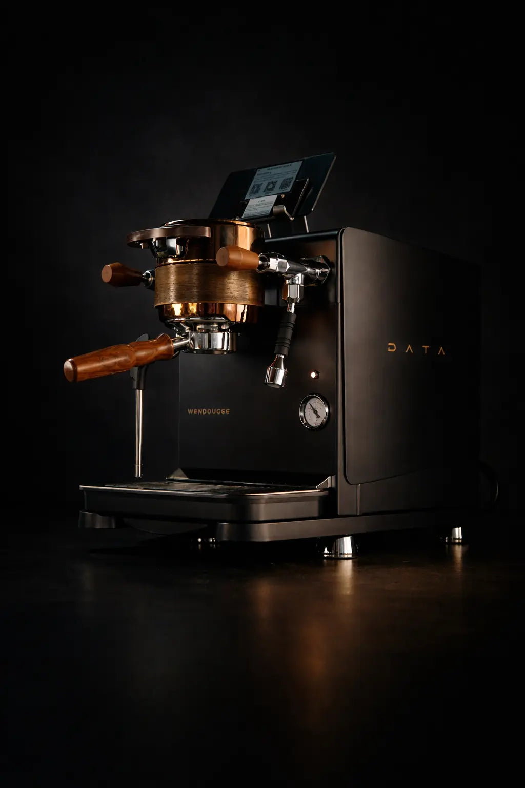 the Wendougee DATA S an high end luxurious Espresso machine in black with wooden handle that make it feel Luxurious and expensive and grabs all the attention coming from a dark black background. | vellutto.eu