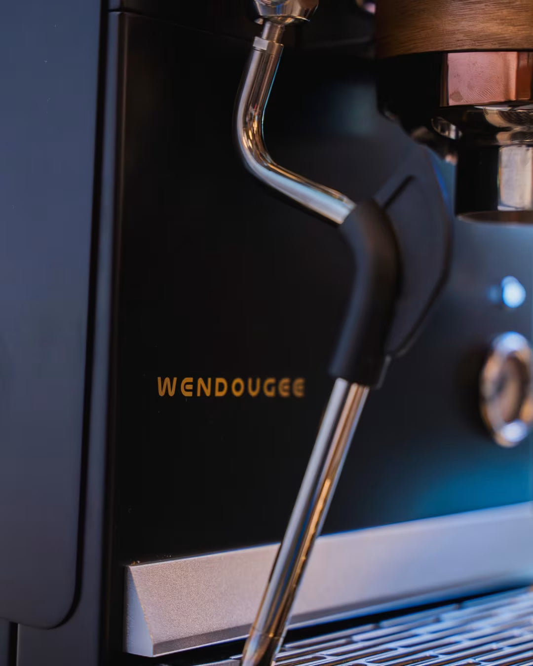 Close-up of the cool to touch Steam wand that has 4 holes tip of the Espresso machine Wendougee DATA S Wendougee_DATA_S_robust_build_quality_and_the_inside_of_the_machine_vellutto.eu