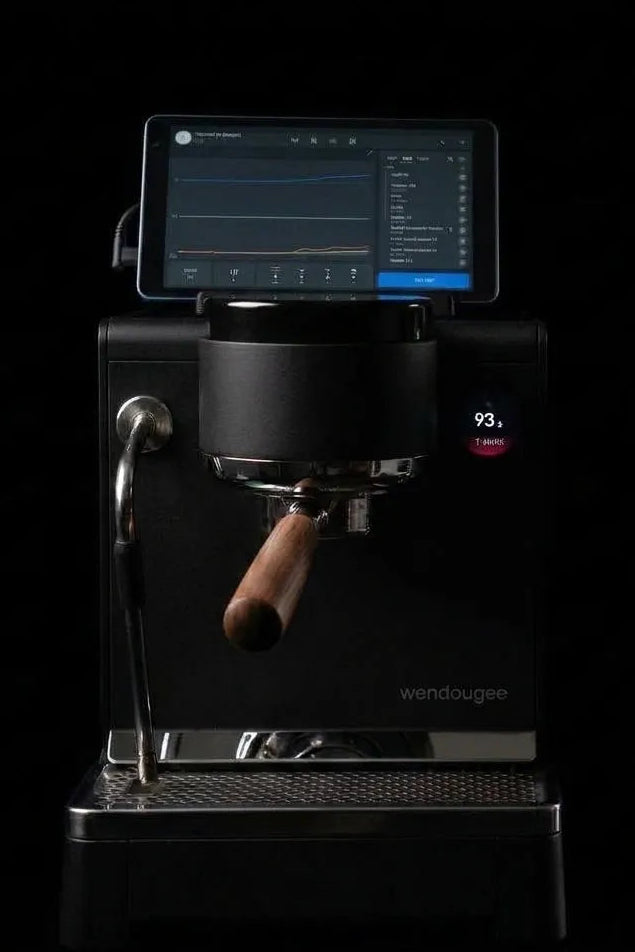 Wendougee LITA BA BlackFront shot with screen showing the brew temperature, and wooden bottomless portafilter loaded Vellutto.eu